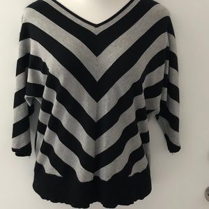 Andrea Jovine Cute V-neck and V- striped top